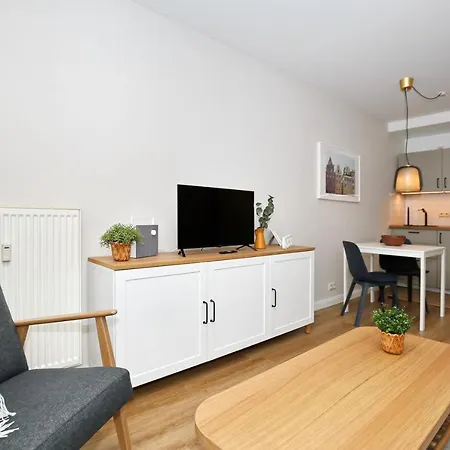 Strandstrasse 32 11 *