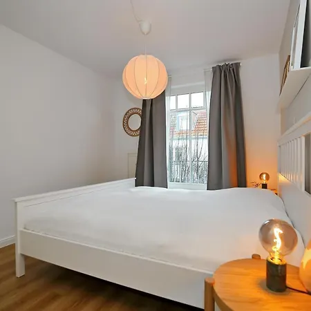 Strandstrasse 32 11 *