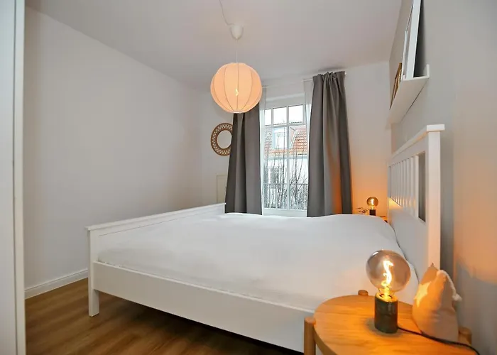 Strandstrasse 32 11 *